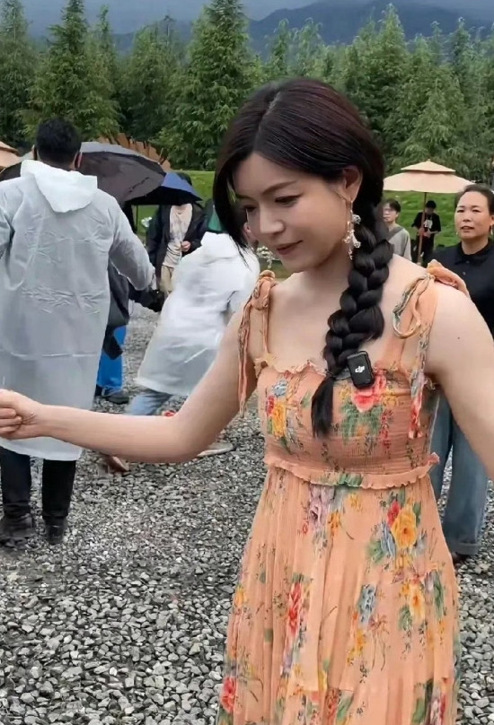 线下偶遇陈妍希，本人一点都不胖，视频看起来肉肉的，但是本人很瘦～白白的，小龙女一