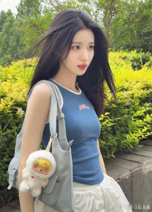 王楚然松弛感穿搭太圈粉，随性自在超有范儿