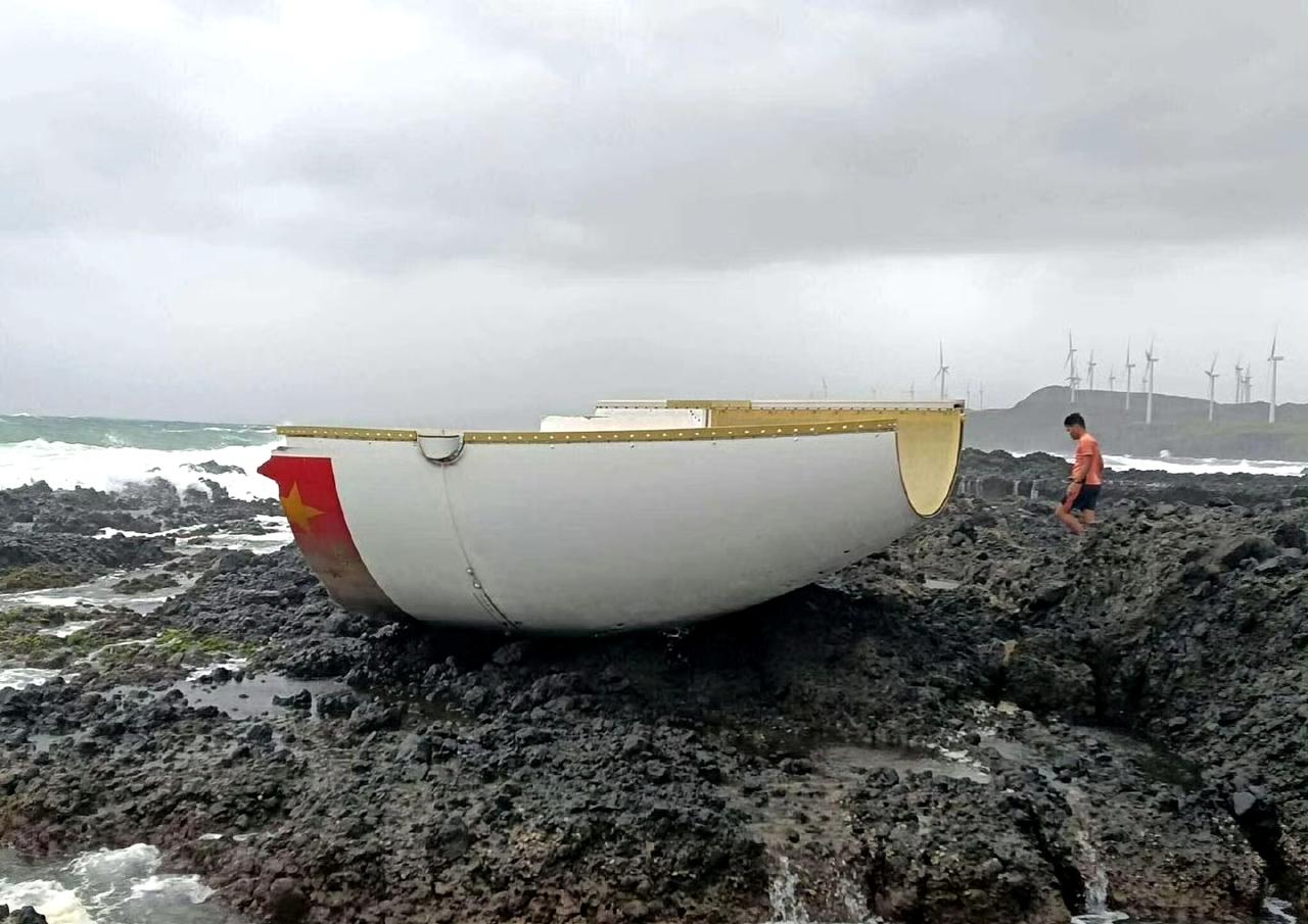 菲律宾海岸警卫队在伊罗戈斯北省海岸线捡到了带有中国国旗的火箭残骸，并将整流罩残骸