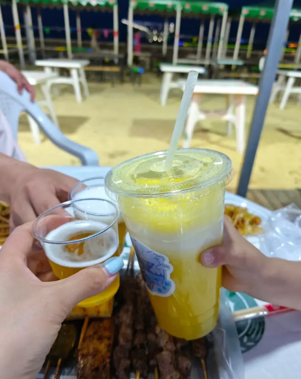整治违规吃喝，主要是针对公职人员。这几天看视频，说禁酒令一下，餐饮不好了。对餐