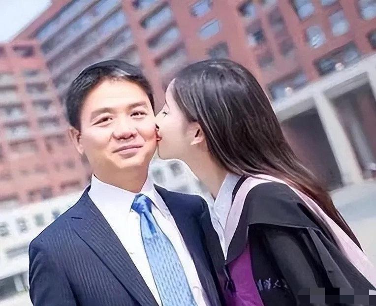 10年前，22岁的章泽天与41岁的刘强东携手亮相，彼时青涩的她依偎在成功企业家身
