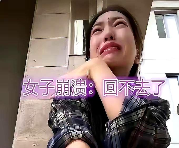 上海校门口这场景，真让人看得心里堵得慌！一个32岁的女人，堵着前夫和孩子求复婚