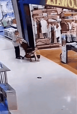 就在刚才，商场里上演了惊心动魄的一幕！吓得周围人倒吸一口凉气，手心全是汗！