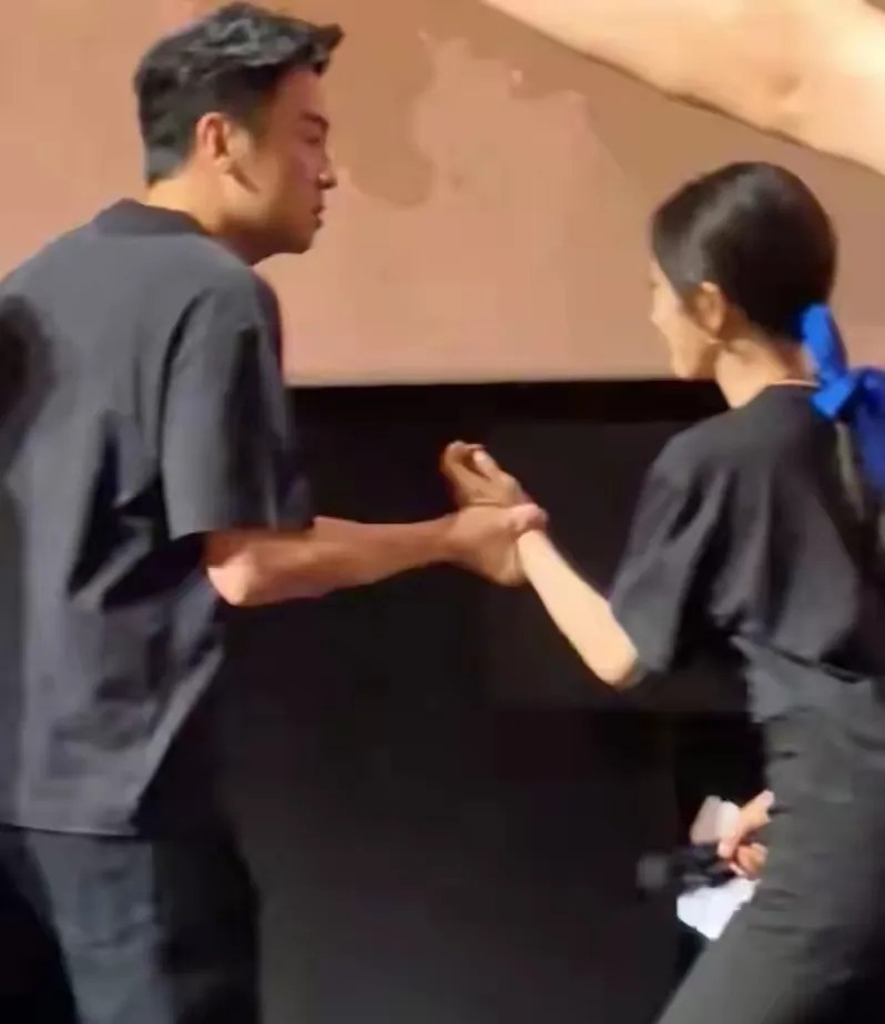 上海电影节名场面：杨幂谦让C位，雷佳音当场黑脸当时杨幂主动把C位让给章子