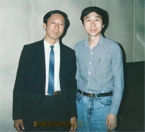 80年代，冯巩与父亲冯海岗的一张留影，爷儿俩长得太像了。