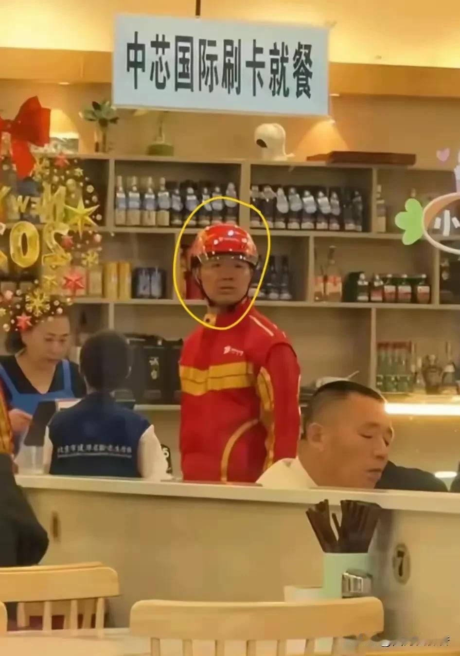 照片中的刘强东一脸的无可奈何！不管身价多少，被卡餐的这一刻就好像被卡住了命脉，