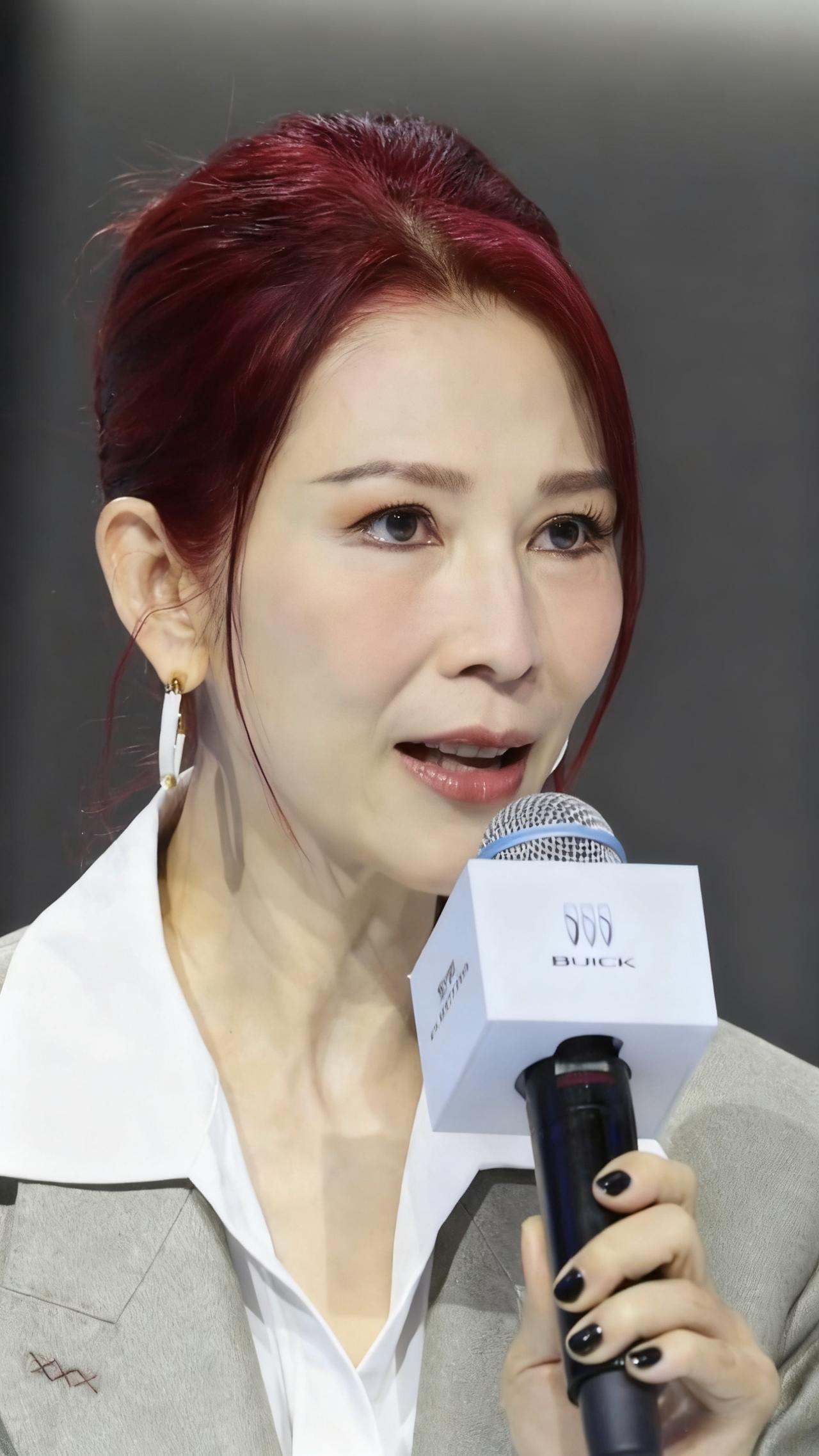 52岁蔡少芬活动现场怼脸拍，这状态真不错啊！明星蔡少芬