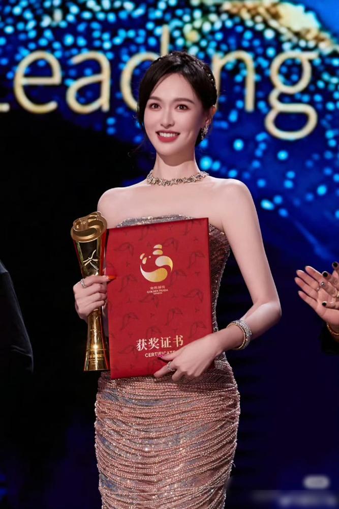 王家卫和秦雯的第二波录音,更邪性,终于惹怒了女性网友。第一波录音里涉及到的靳东、