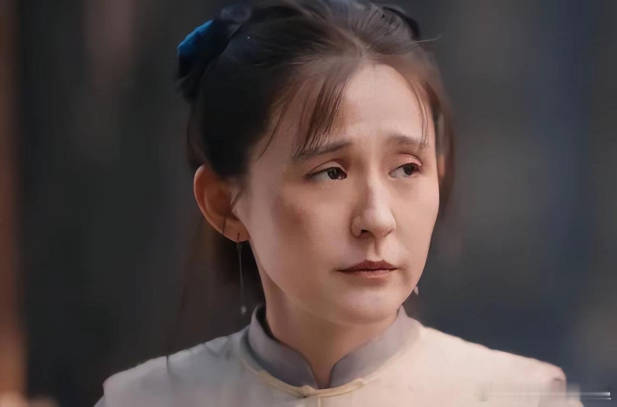 开始追剧《灼灼韶华》。我和别人的观点不一样，我十分反感女主角。热依扎是我不喜欢的