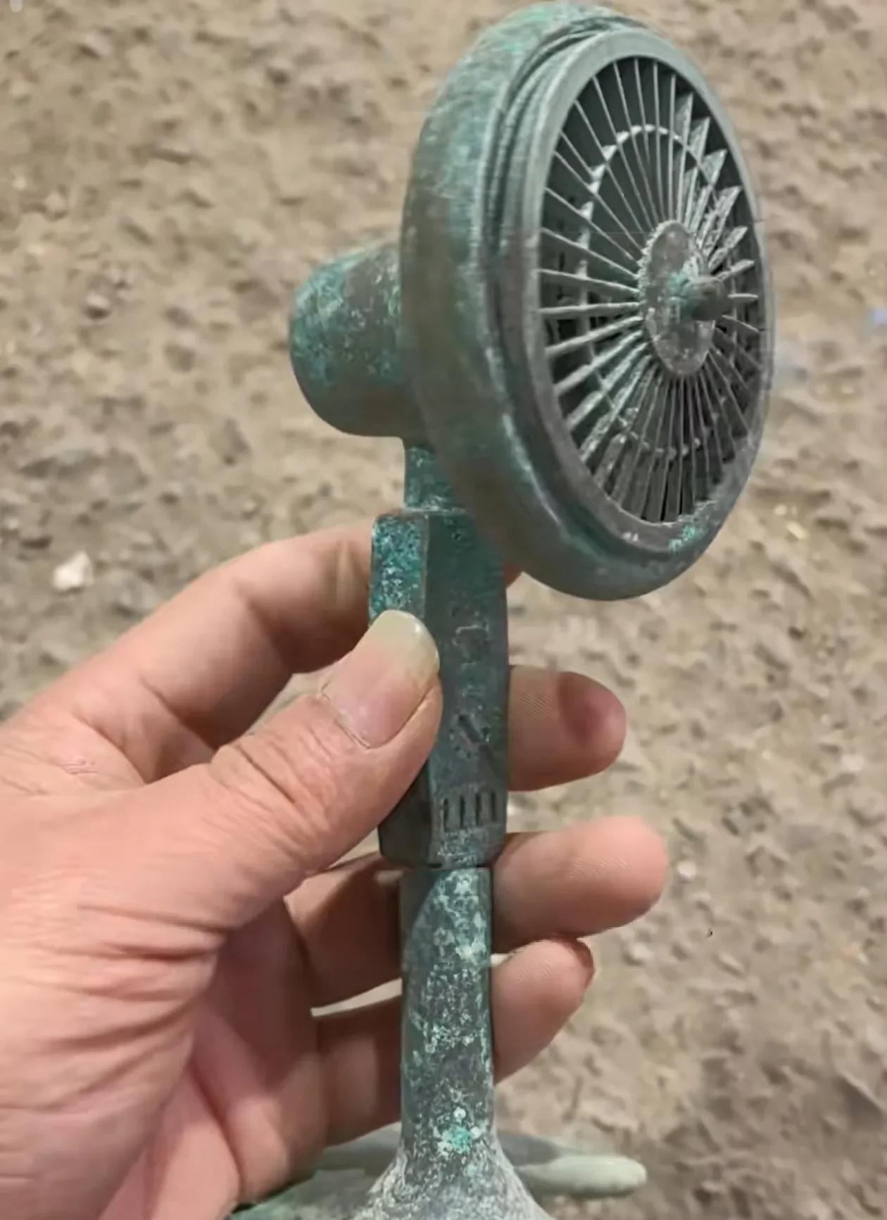 “这张照片拍摄上世纪八十年代，是在一处国防工程隧道掘进中挖出来的，那是在一处神秘