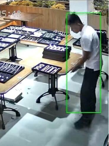 这事儿听着都肉疼！苏州一家玉器店，一个刚毕业的店员挪桌子时，直接把一整盒玉镯子给