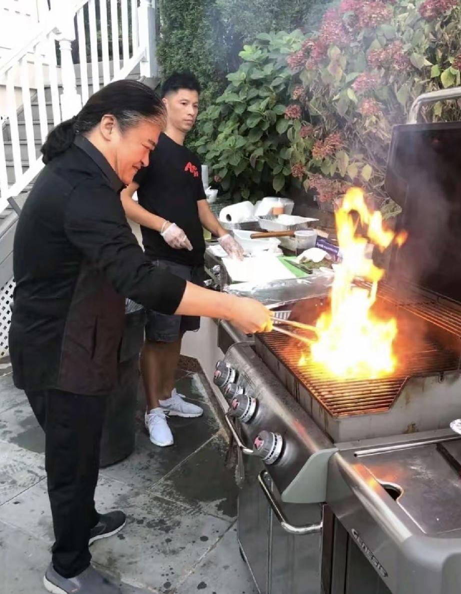 刘欢爱做饭，他的厨艺也很好。会做饭的男人大都有耐心。刘欢是个顾家、有情有义有