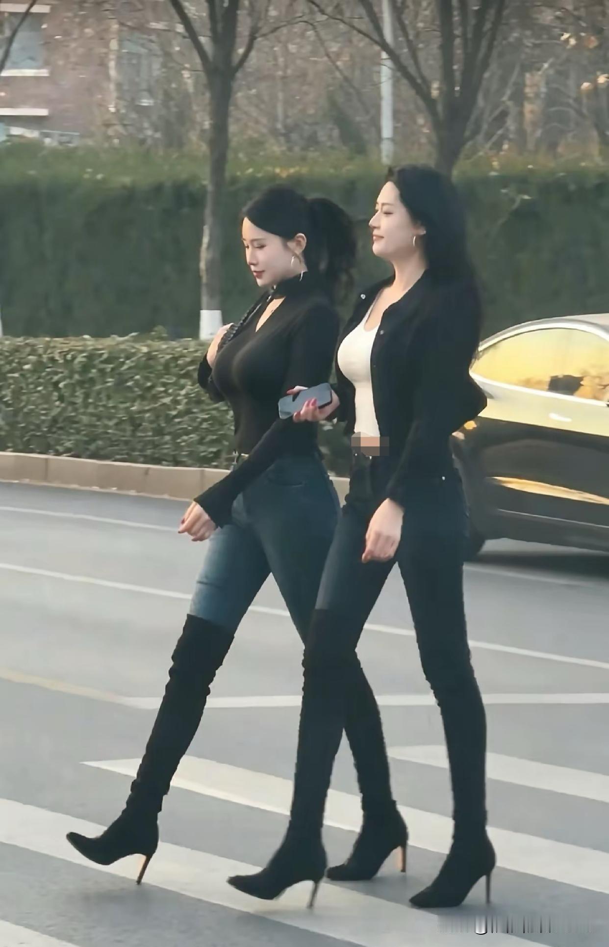 路上偶遇两位小姐姐，瞬间被气场拿捏住了。一身简单的黑色穿搭，干净利落，没有花