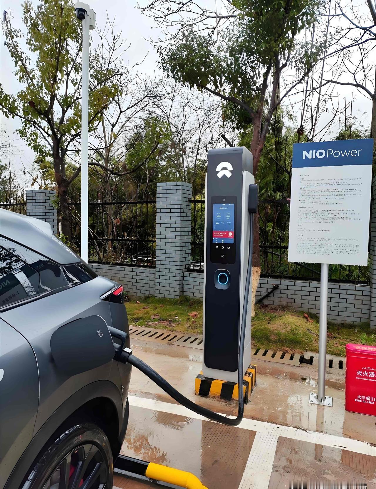 昨天跟一朋友喝茶，他开电车五年了，跟我吐槽说现在充满电，感觉也就跑个一百七八十公