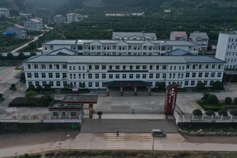 骨干教师整个县域交流轮岗，平均分配到每一所学校。给他们工作补贴。这应该是推进义务