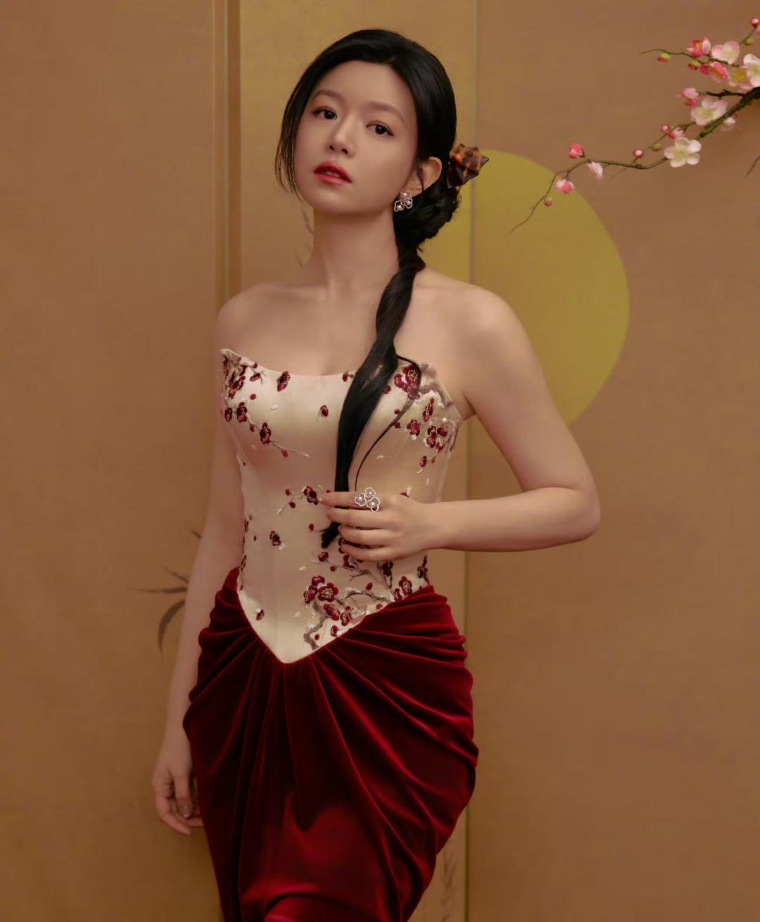 陈妍希这波春晚造型，绝对是“策马新生”的年度最佳注解！数据不会骗人，她这次的礼