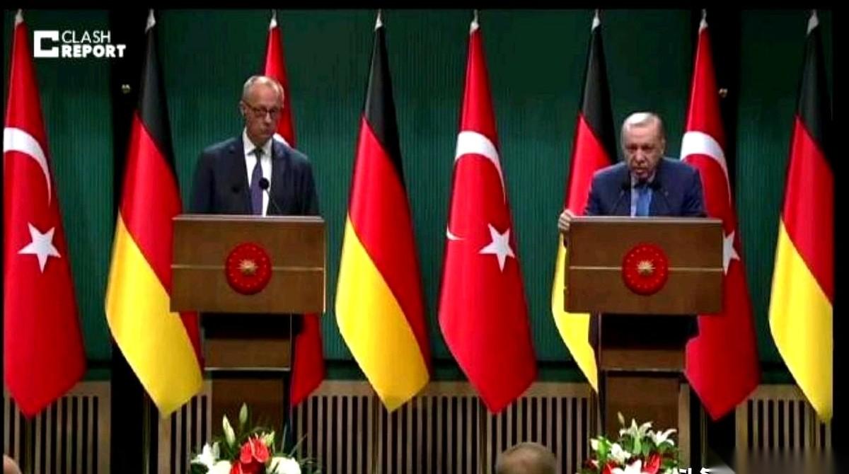 好家伙，这简直是当着全世界的面，指着德国总理的鼻子骂啊。镜头怼着，闪光灯咔咔的