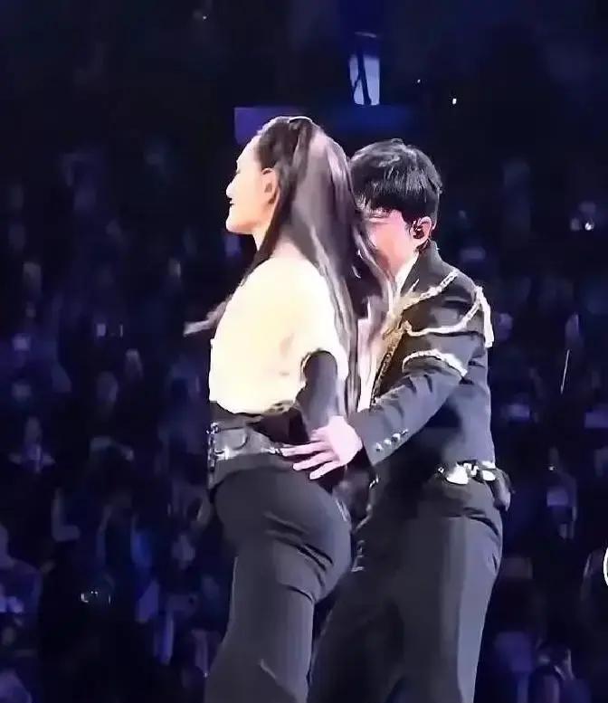 杨幂红毯那翘臀，崩了。不是布料堆叠，是硅胶形状从高定礼服里顶出轮廓。戛纳镜头