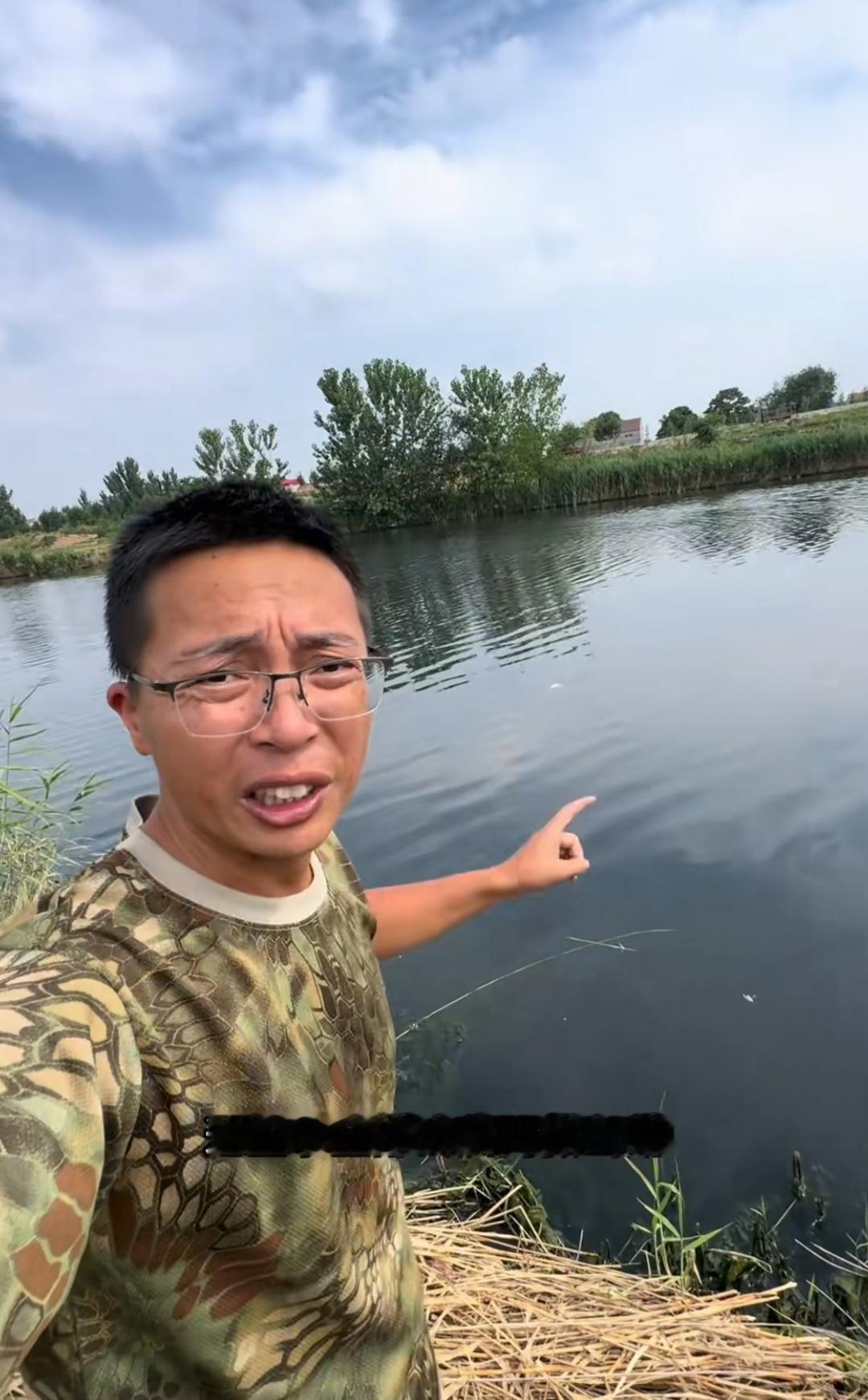 近日，博主渔猎奇哥这次曝光的污染问题，有点严重，山东济宁金乡县万福河这条9.4公