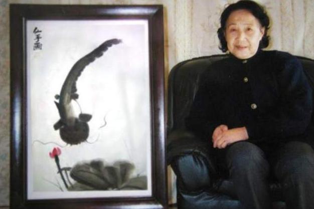 1960年，周总理设宴招待溥仪，吃饭时，溥仪时不时偷瞄一眼身旁的女士，周总理见状