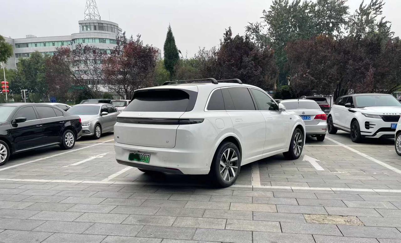 我在这个停车场停了五年车，今天第一次见到这么霸道的：素质停车果然名不虚传
