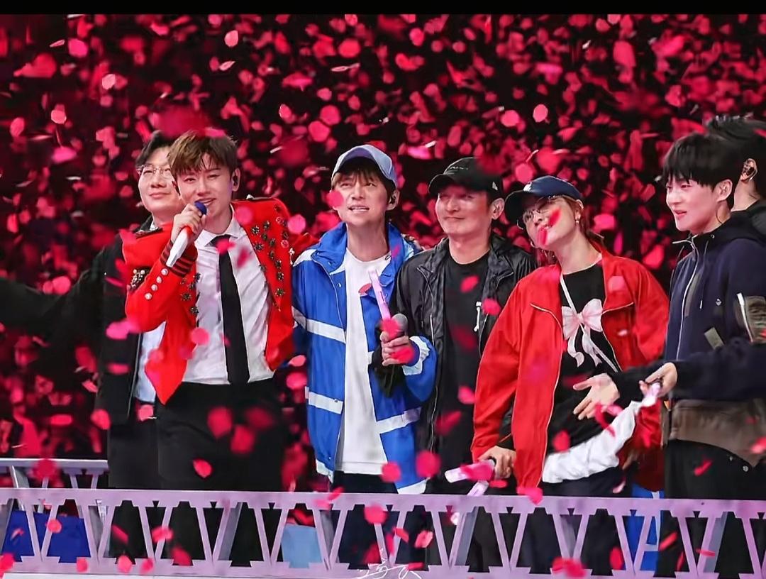 张杰演唱会最拿的出手的嘉宾还是快乐大本营的各位老友了。何炅，李维嘉，吴昕温馨互动