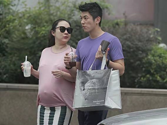 当妈妈是要付出代价的，看霍思燕就知道了。美女身材再苗条，也避免不了怀孕时和娃还小
