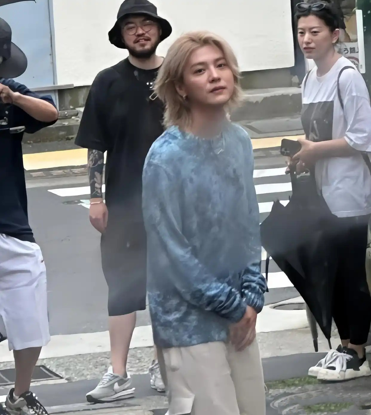 天呐，鹿晗怎么残成这样了？日本偶遇到他，本人个子不高身材比例很虐，一头金发显得