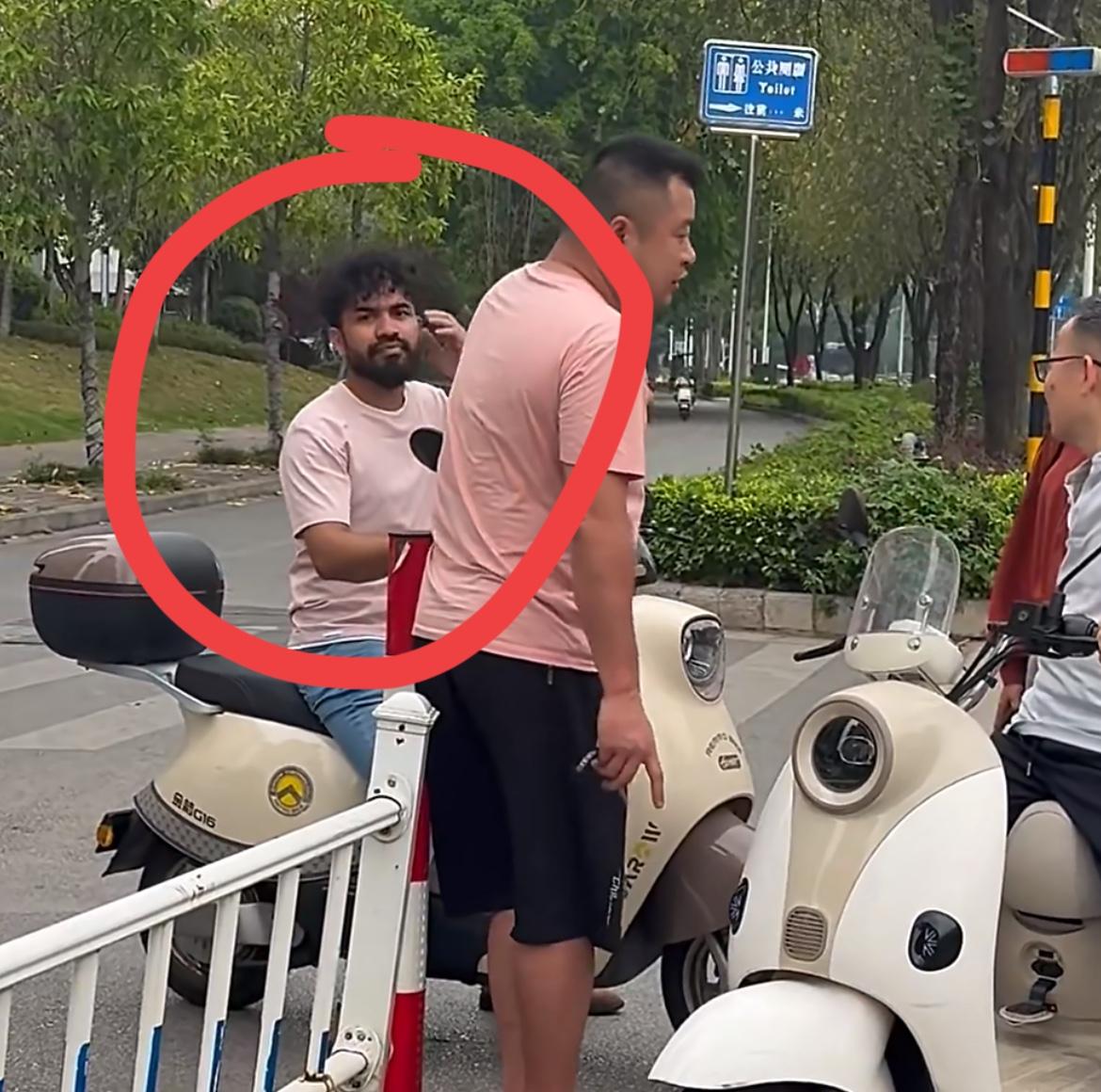 一印巴男子柳州街头辱骂粉衣大哥，大哥暴起直接扇耳光，这名外籍男子真的嘴欠。4月