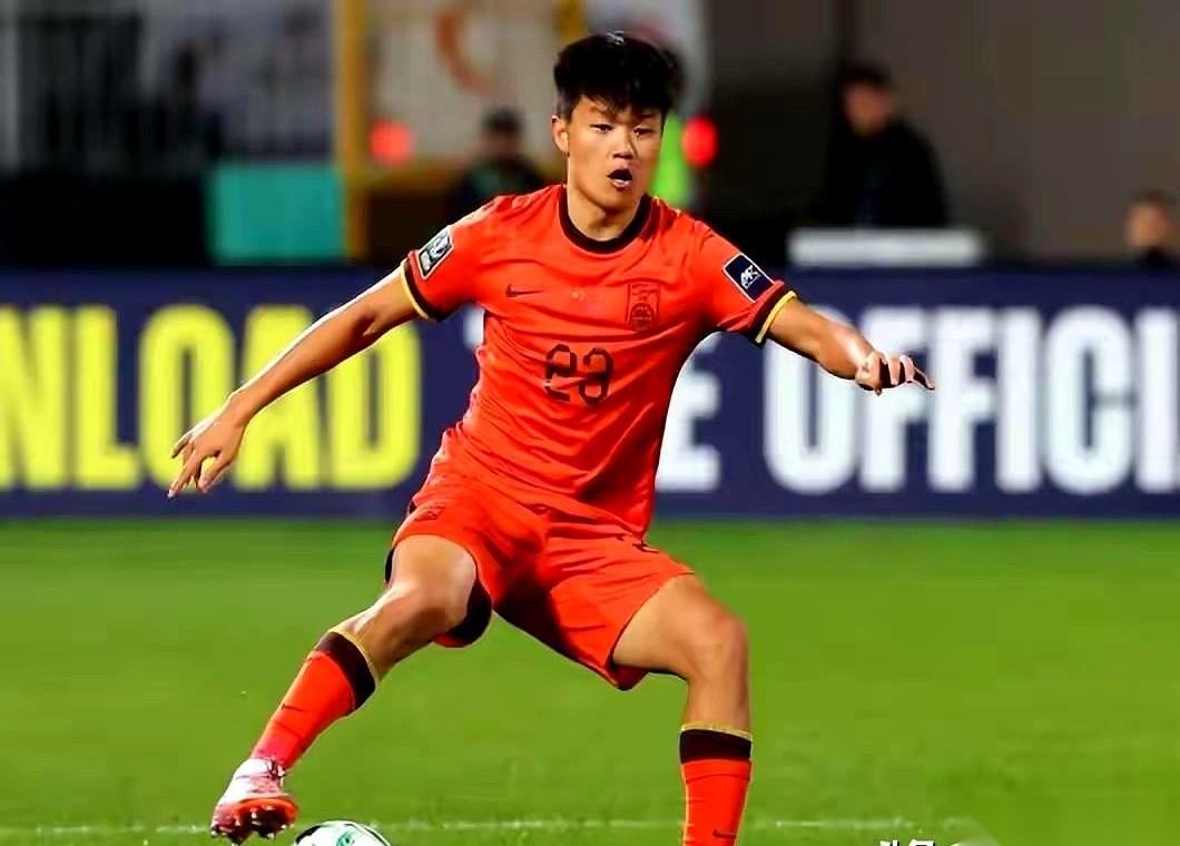 就差临门一脚。只要踢平就能出线，结果好家伙，后防线俩大腿，一个废了，一个废了。