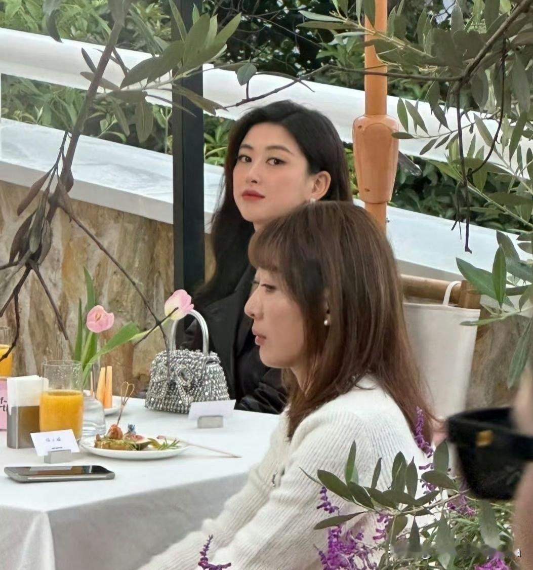 41岁的朱珠在重庆聚会这状态，真是给“岁月不败美人”做了活注解！亮片裙闪而不俗，