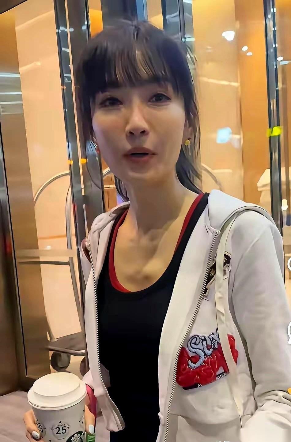 刷到谢金燕的近照，我把手机拿远，又拉近，反复确认那个数字——50岁。再看看周围