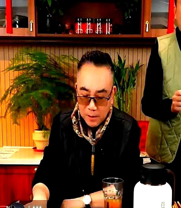 德云社钢丝节这大名单一出，真是让人直呼“看不懂”：半年前还在直播里喊话郭德纲是“