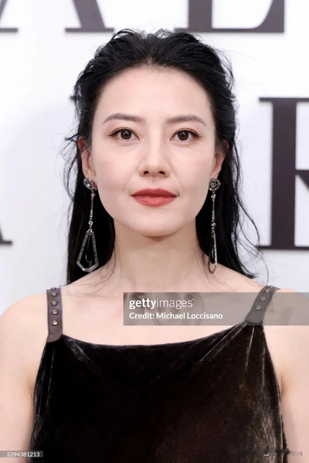 高圆圆现身纽约时装周，生图岁月痕迹清晰可见，完全没有高科技的痕迹。老是老了，但