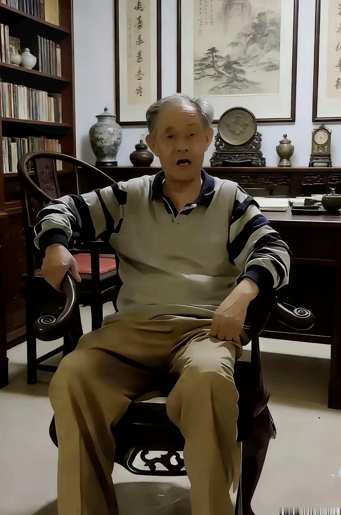 南博原院长居家照太刺眼！满屋红木配古董，墙上“湖平如镜”四字简直是莫大讽刺！