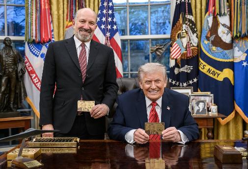 美国商务部长卢特尼克今天（12月11日）发文说：“多么具有里程碑意义的一天！特朗