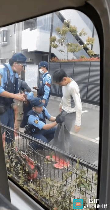 有脚气在日本是犯法的吗？几名日本警察在街头围住一个越南小伙，对他进行了全身搜查