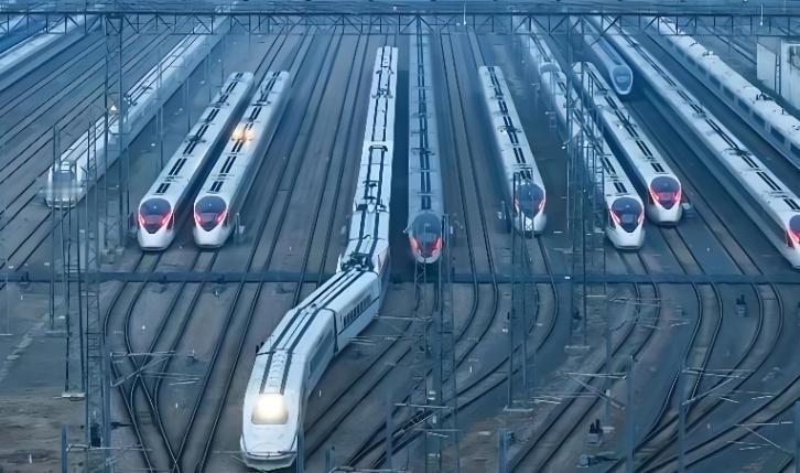 为什么中国的火车只能一家垄断，而民航却可以百花齐放？ 经常出门的人大概都有这