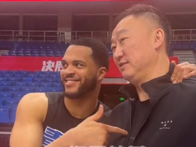 CBA最新消息：据知名篮球自媒体人海jun的蓝报道，上午的踩场训练中，刘维伟指导