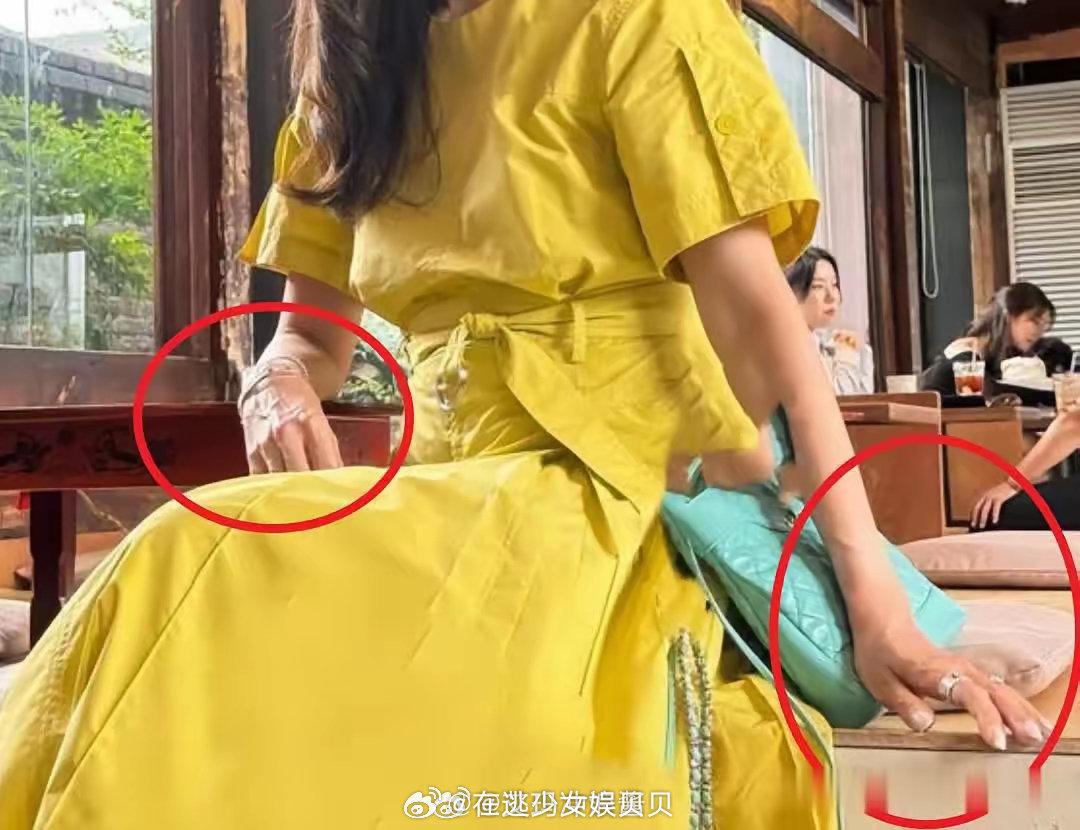 55岁的李嘉欣，若只看她的脸，还显得相当耐老。然而，一看她的手就很容易揭穿她的年