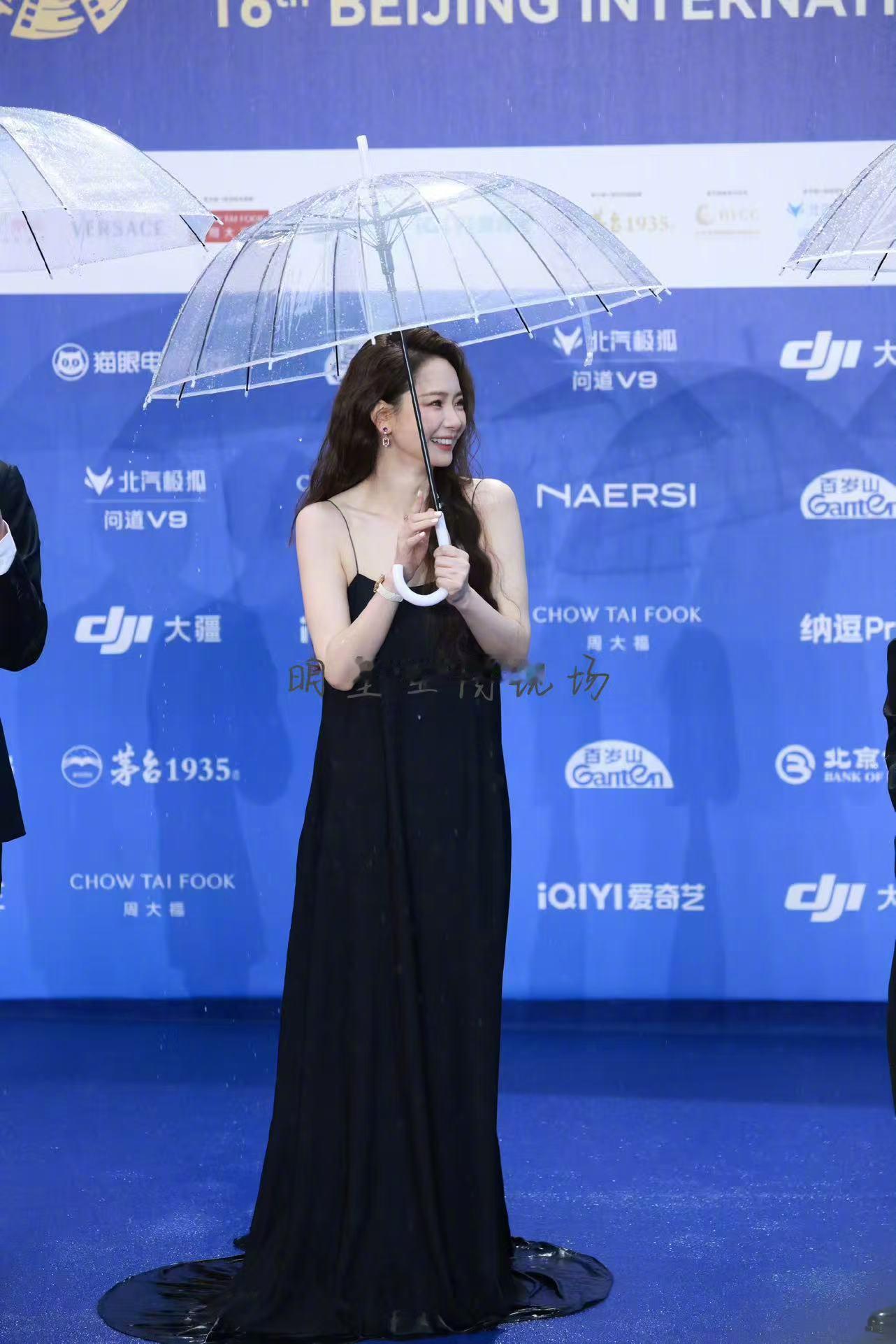 戚薇吊带露背好辣北影节红毯北影节欢乐上线！《为我的心动买单》剧组亮相，戚薇辣翻红