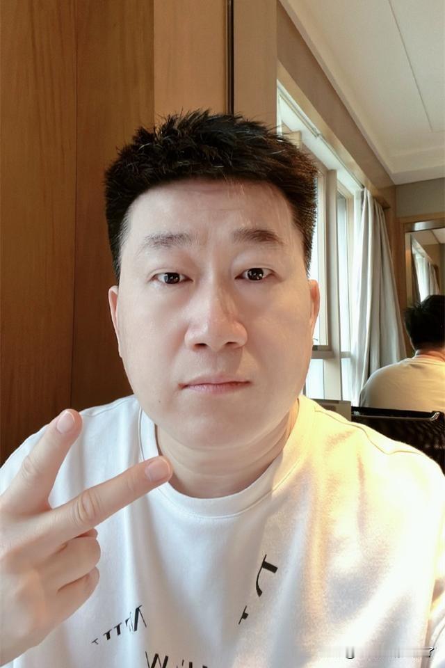 谁是聪明人？张鹤伦是聪明人！外界传他单飞，说他离开德云社了。结果他直接直播