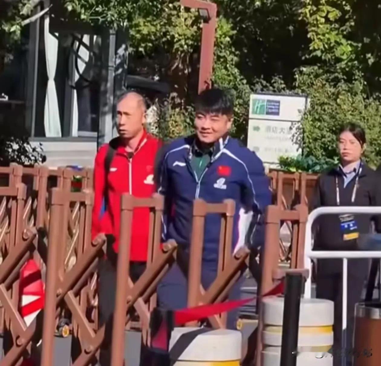 看到对王皓被围堵、辱骂的通报，我惊呆了：通报里的杨某、李某、陶某，哪是什