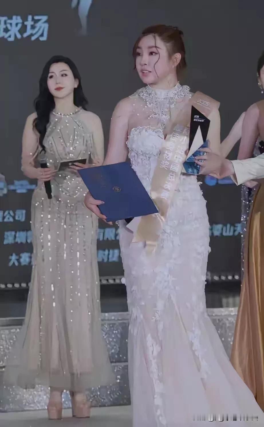 脖子短粗，腰圆如同水桶这样的身材荣获2025年环球国际小姐总决赛最佳身材奖，我一