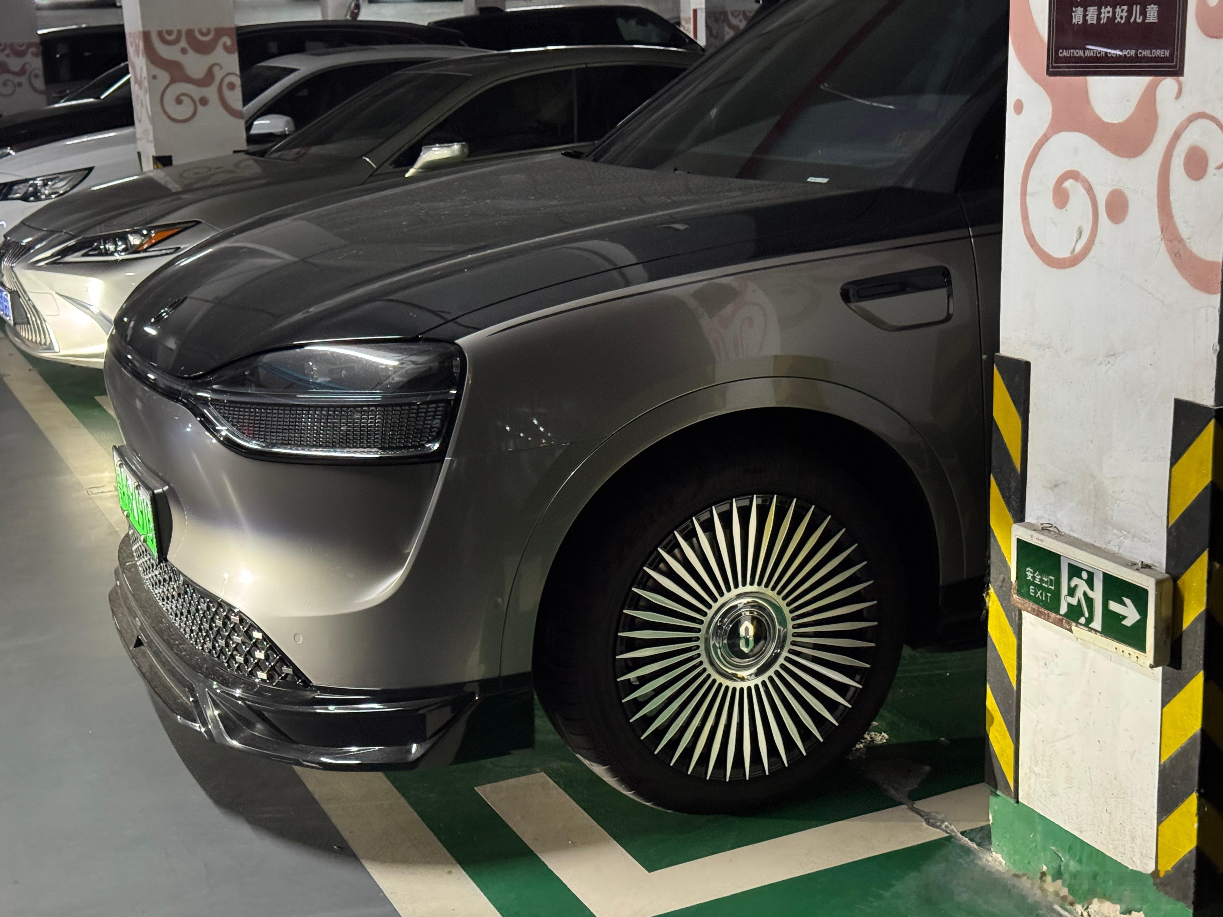 要不说问界的用户越来越年轻了，我邻居这台M8刚提回来，双拼色+前后包围+换轮毂，