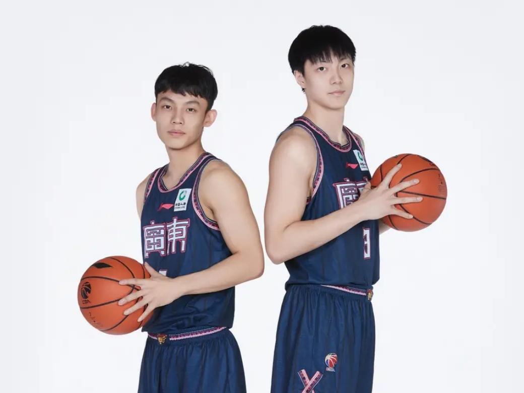 CBA最新消息：据知名自媒体人付政浩发文谈到了昨晚广东男篮和上海男篮的焦点大战，