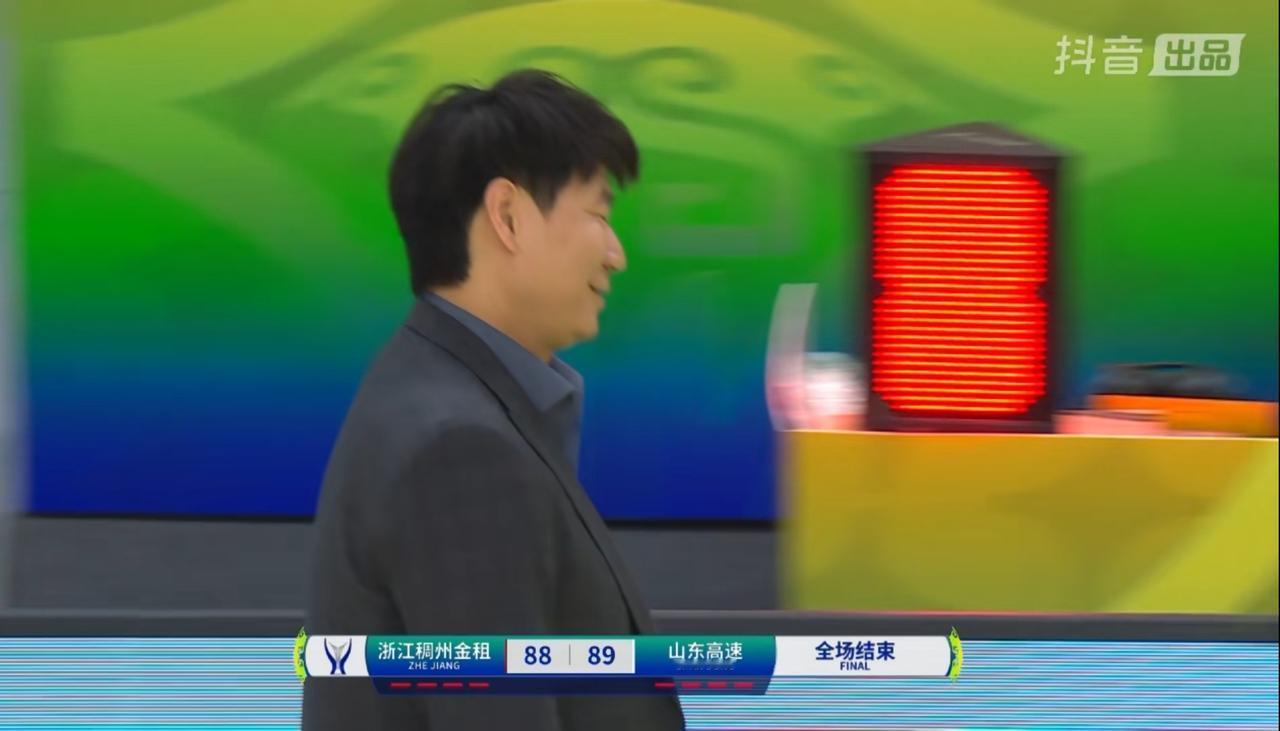 CBA俱乐部杯开赛，山东男篮战胜浙江男篮，挺进四强，临终场时，陈林坚的一个三