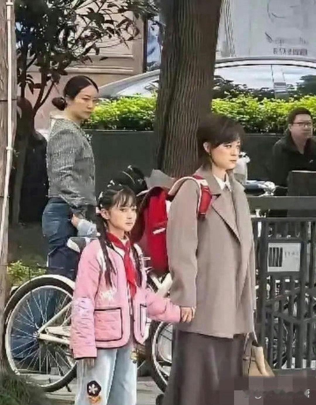 孙俪送闺女去上学，这女儿跟她长得一模一样，简直是从一个模子里印出来的，基因也太强了吧。​