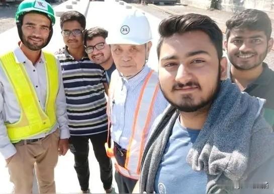 日本民众有些后悔了日本对于移民已经有所恐慌，之所以南亚裔和非洲裔追女孩的这张照