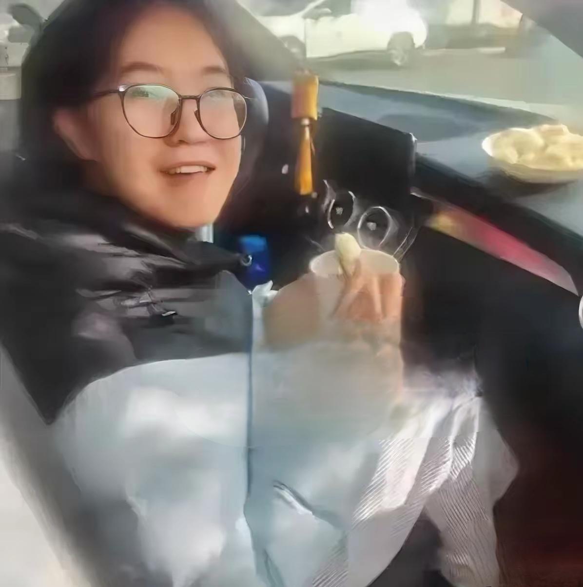 父爱如山，近日，山东省潍坊市一位女孩，在外地读书。感冒发烧后，不想吃东西，就打电